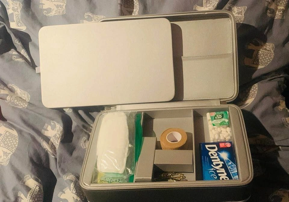 Artistry Makeup/First Aid Case - photo 3