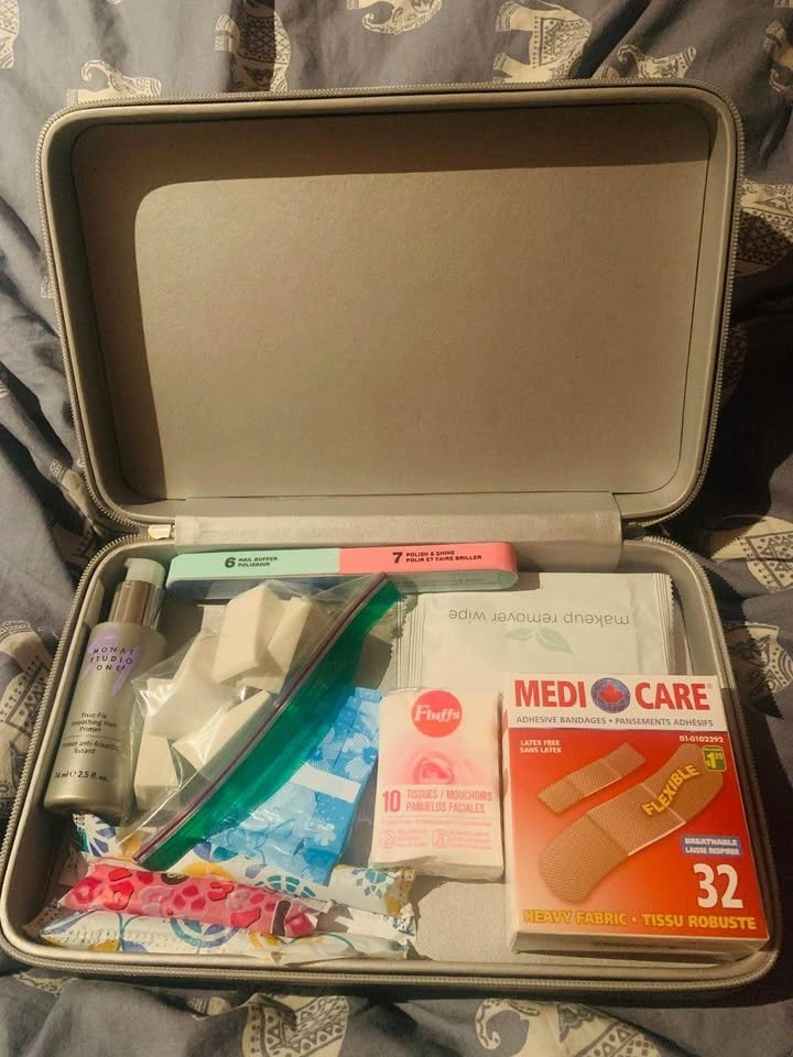 Artistry Makeup/First Aid Case - photo 4