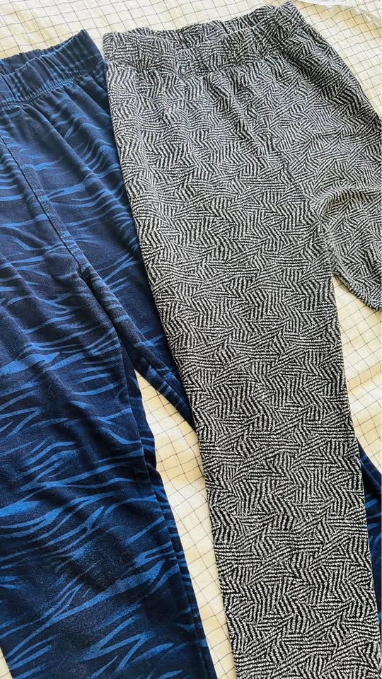 2 Pairs Women's Leggings - Blue Wavy & Black White Pattern - photo 2