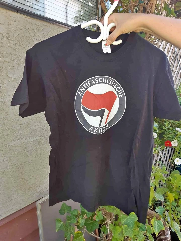 Men's T-shirts - Medium (2 identical)