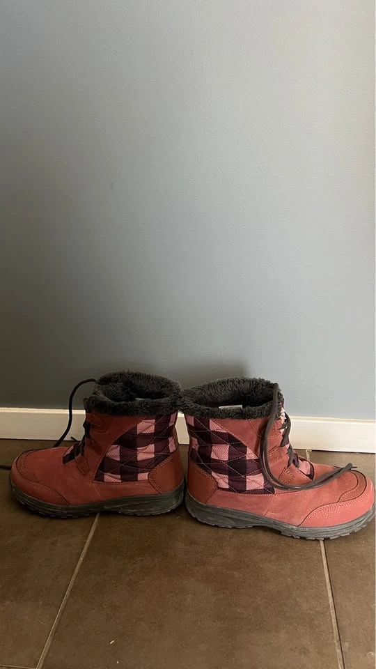Columbia Snow Boots – Size 7 - photo 4