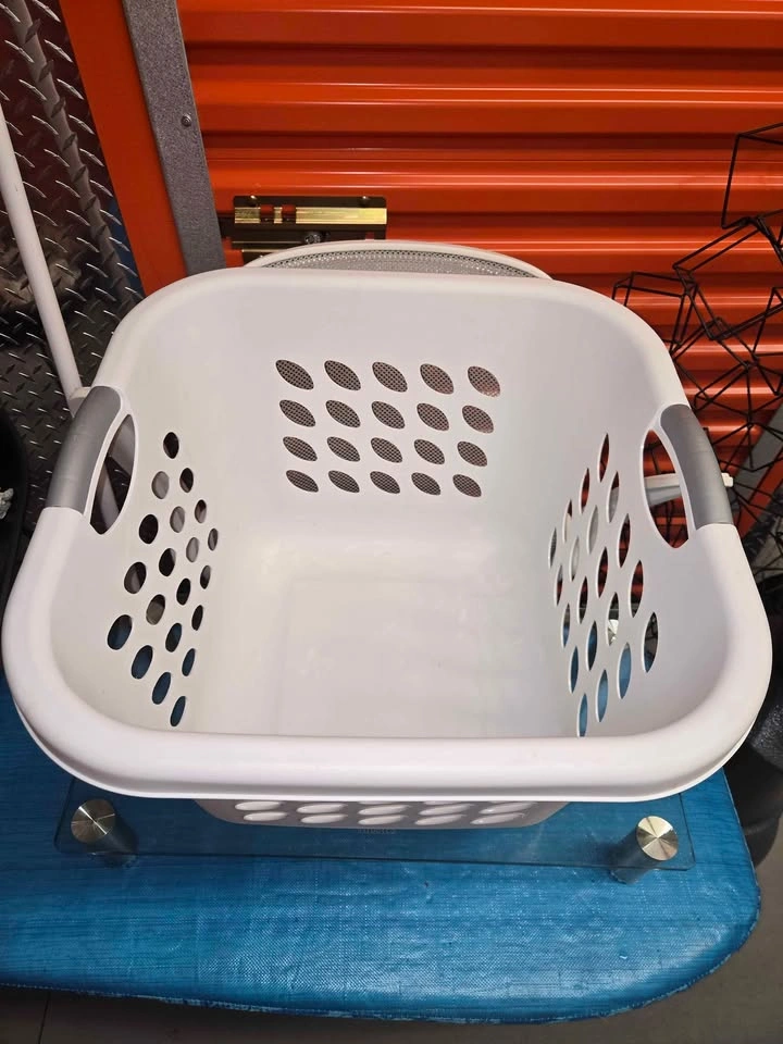 White plastic laundry basket with handles - photo 2