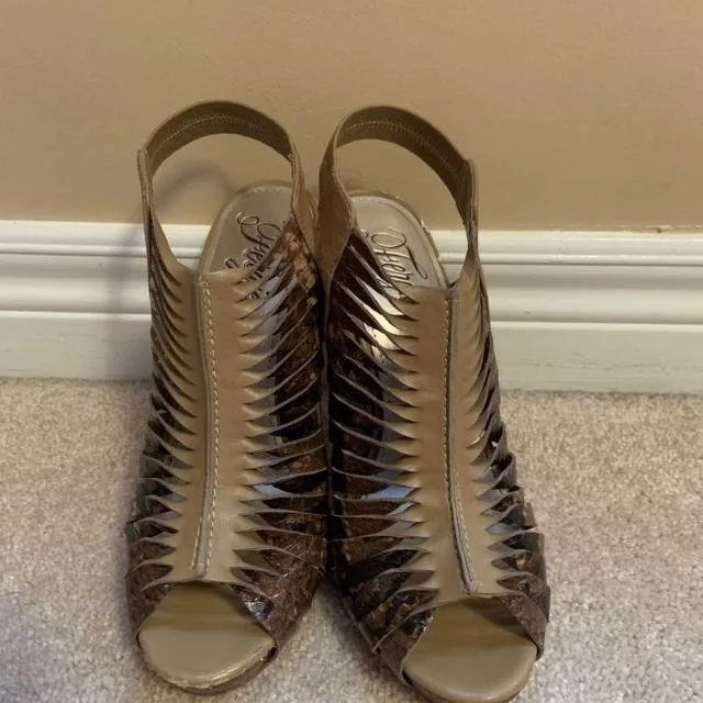 Fergie Animal Print Peep Toe Heels - Size 7 image indicator(2)