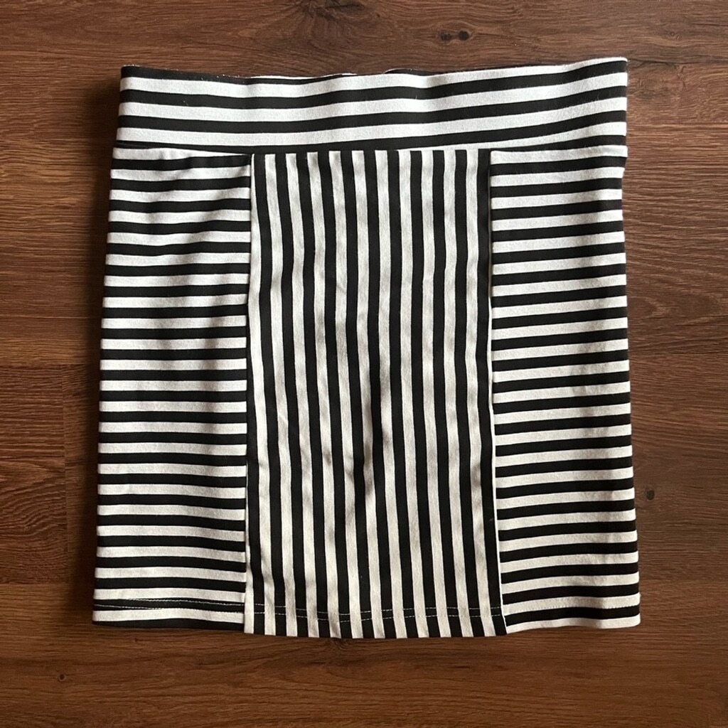 🖤 MINK PINK Striped Black & White Mini Skirt 🤍