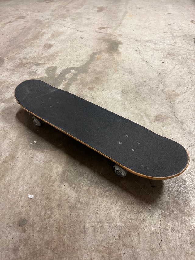 Mongoose complete street skateboard. - photo 4