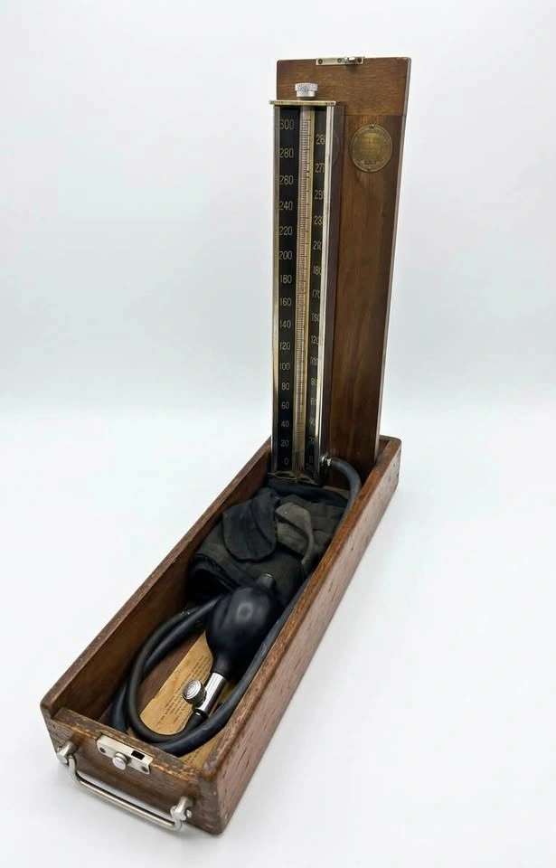 1920’s Portable Doctor’s Baumanometer Mercury Sphygmomanometer