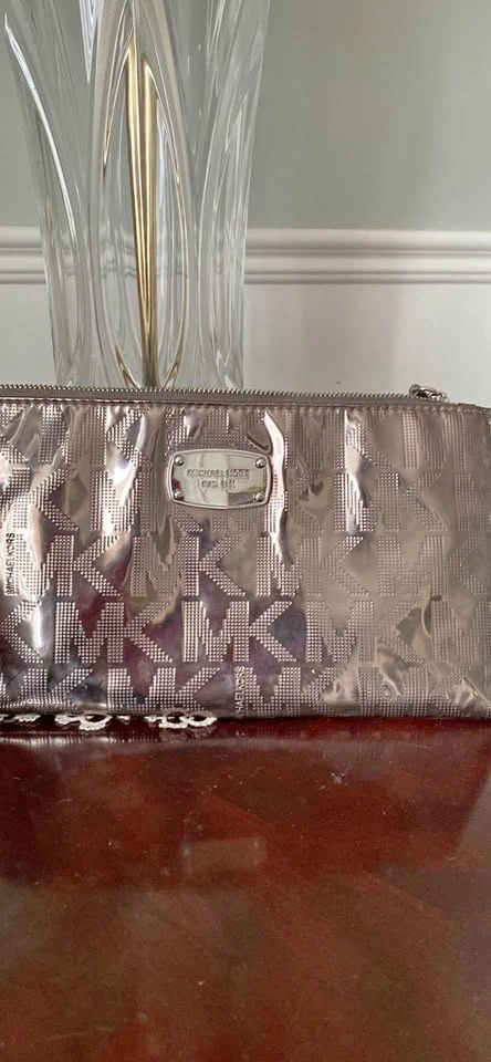 MICHAEL KORS CLUTCH WRISTLET / GOLD METALLIC MIRROR WITH MONOGRA
