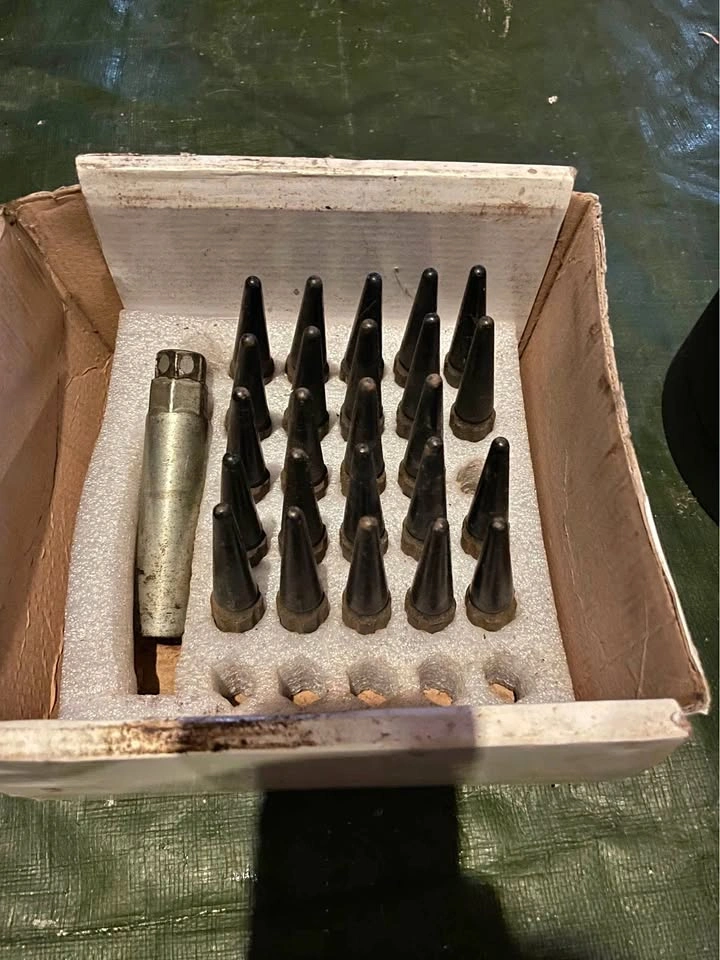 F150 SPIKED LUG NUTS - 24 PCS