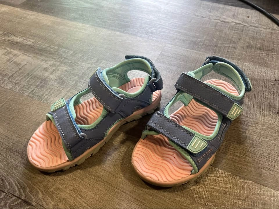 Girls shoes - like new - photo 2