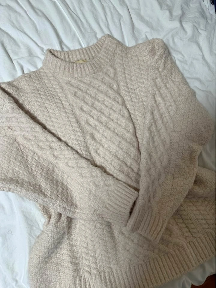 White chunky sweater size M