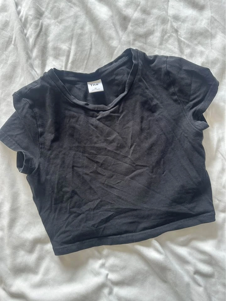 Aritzia Black T-Shirt - photo 2