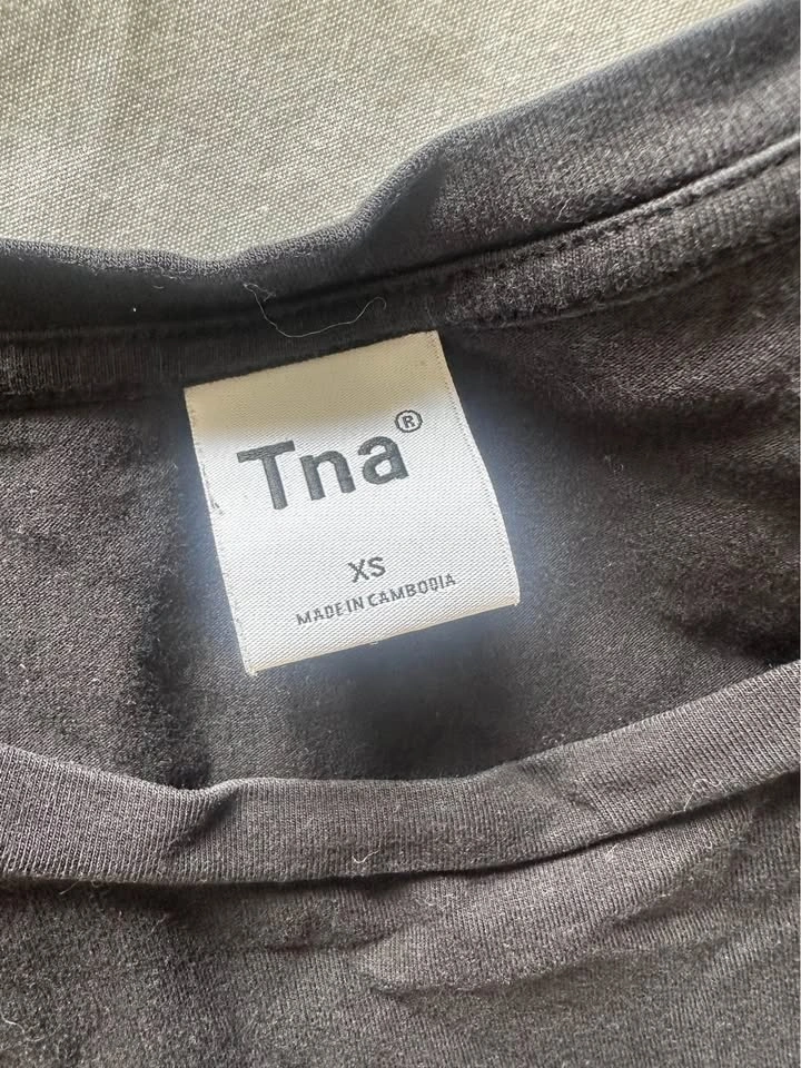 Aritzia Black T-Shirt - photo 3