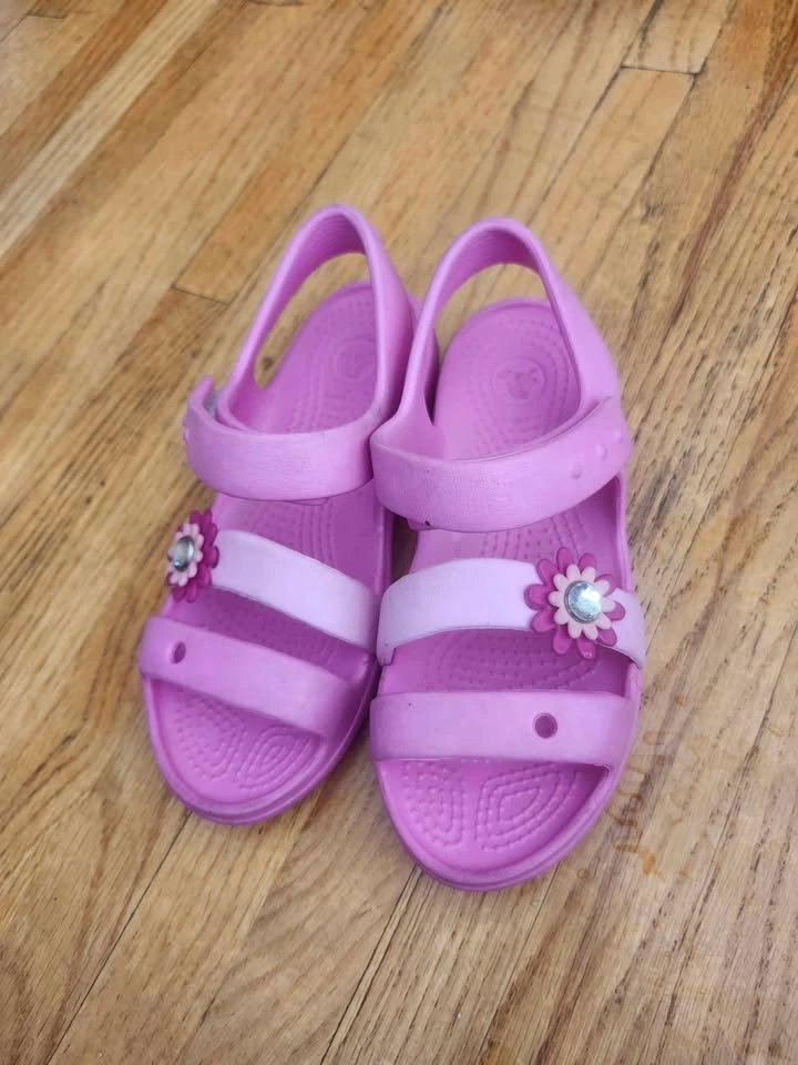 Crocs Girls Keeley Petal Charm Sandals Pink C 13 - photo 2