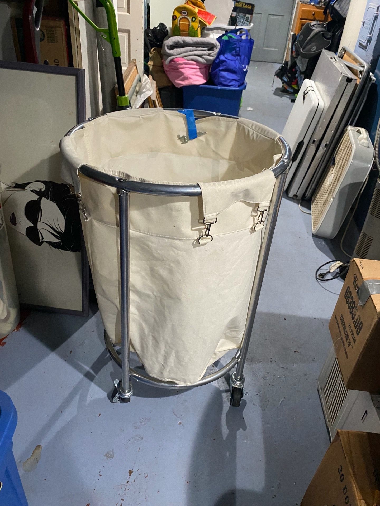 Commercial Round Laundry Hamper