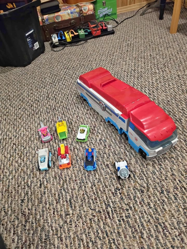 Paw Patroller Truck with Robopup & 6 Metal Vehicles