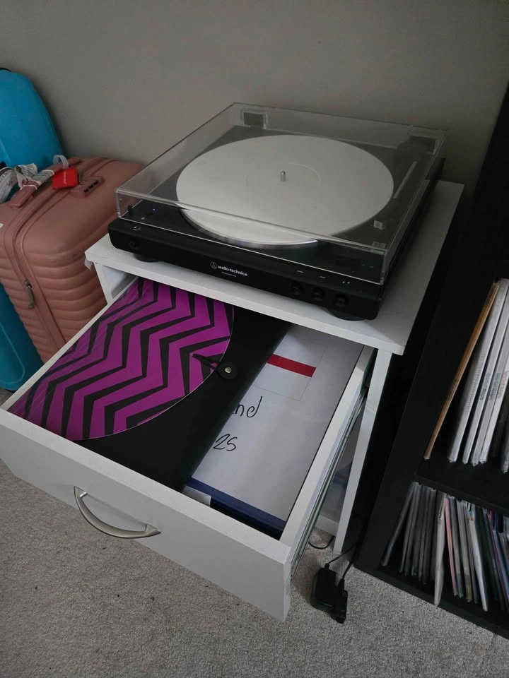 White nightstand - photo 2