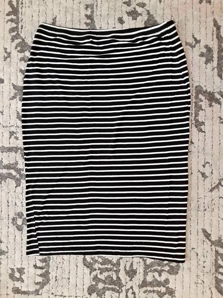 Reitmans Ladies Black and White Striped Stretchy Skirt 🌱