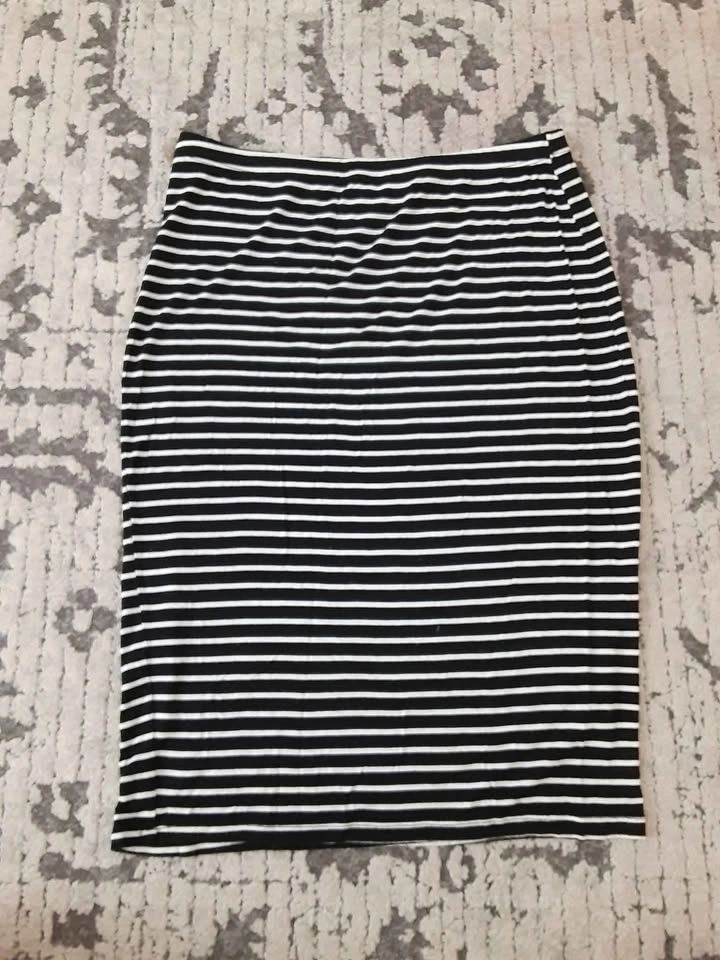 Reitmans Ladies Black and White Striped Stretchy Skirt 🌱 - photo 3