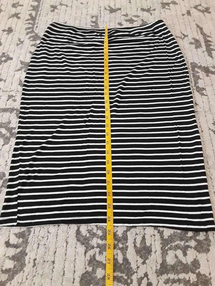 Reitmans Ladies Black and White Striped Stretchy Skirt 🌱 - photo 4