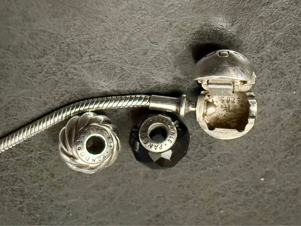 Pandora bracelet and charms - photo 2