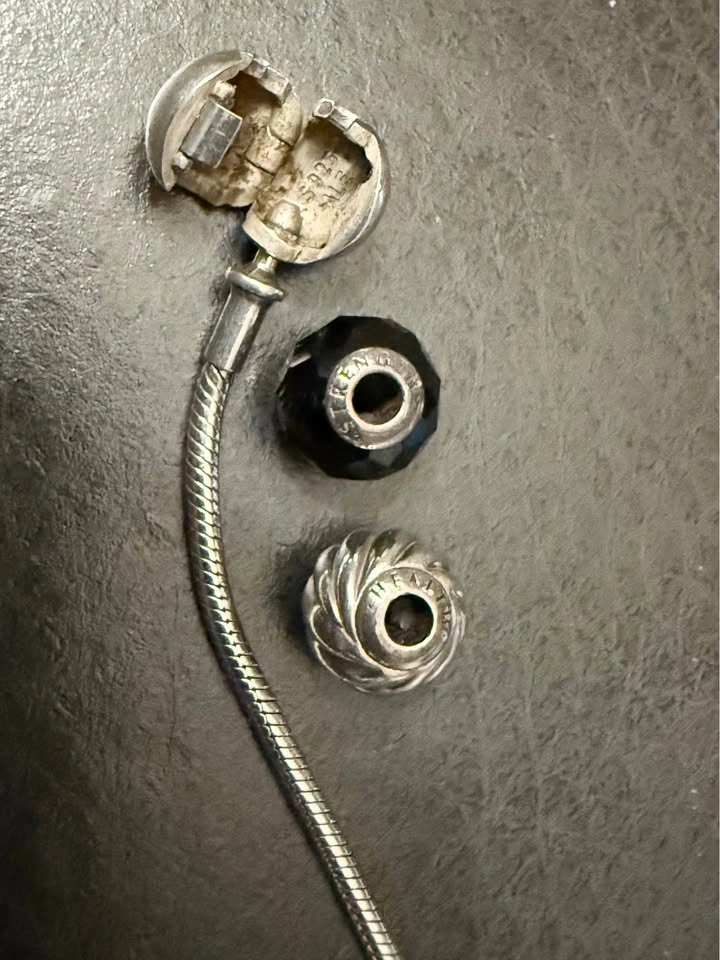 Pandora bracelet and charms - photo 4