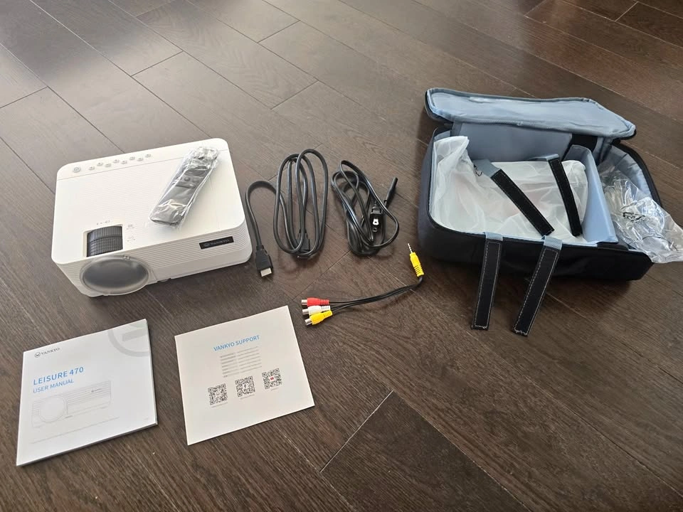 Vankyo Leisure 470 Mini Projector - Like New w/ Case