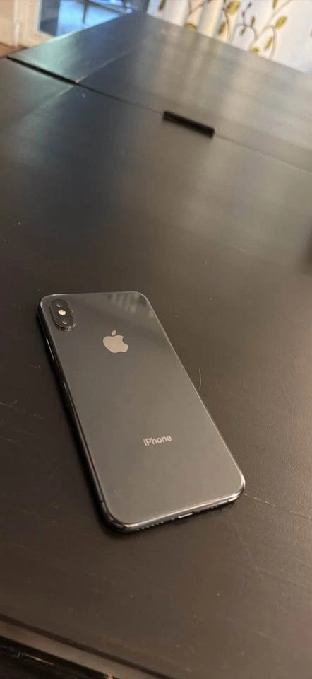 iPhone XS - 64GB - Black - Good Condition - photo 3
