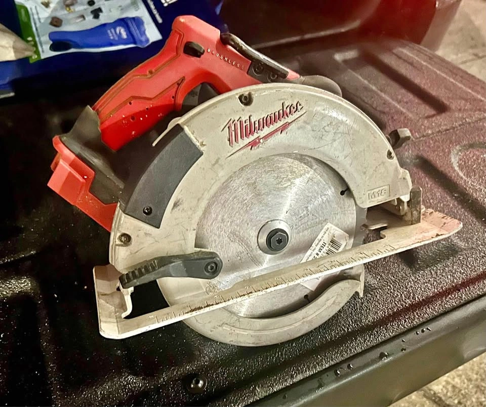 M18 7 1/4” CIRCULAR SAW DUST PORT COVER