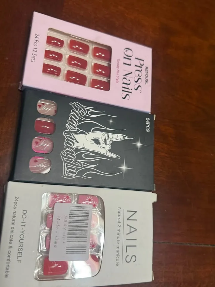 Press on Nails with Prep Kit image indicator(3)