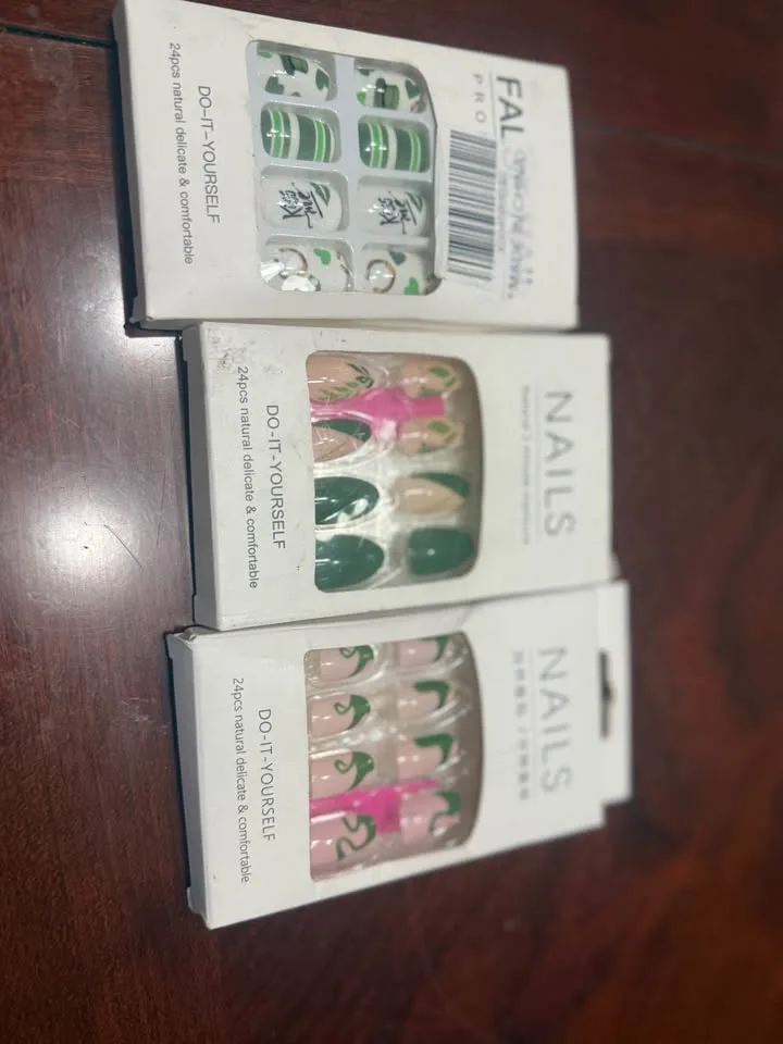 Press ON Nails with Prep Kit image indicator(10)