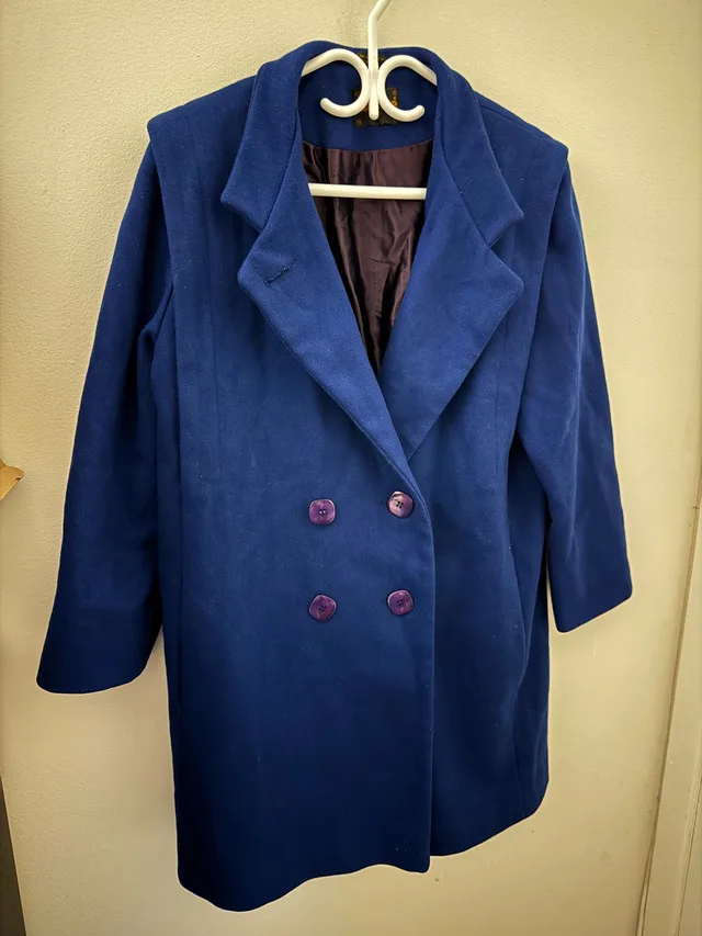 Elegant Women’s Wool Coat thumbnail