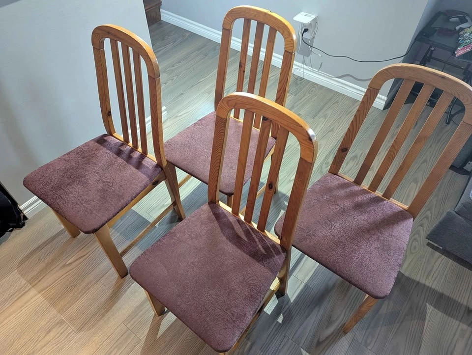 Set of 4 wooden chairs