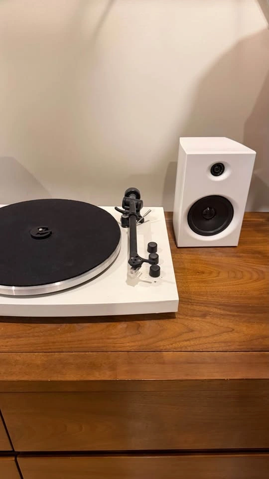 Crosley T150B-WH Bluetooth Turntable System w/ Speakers - photo 4