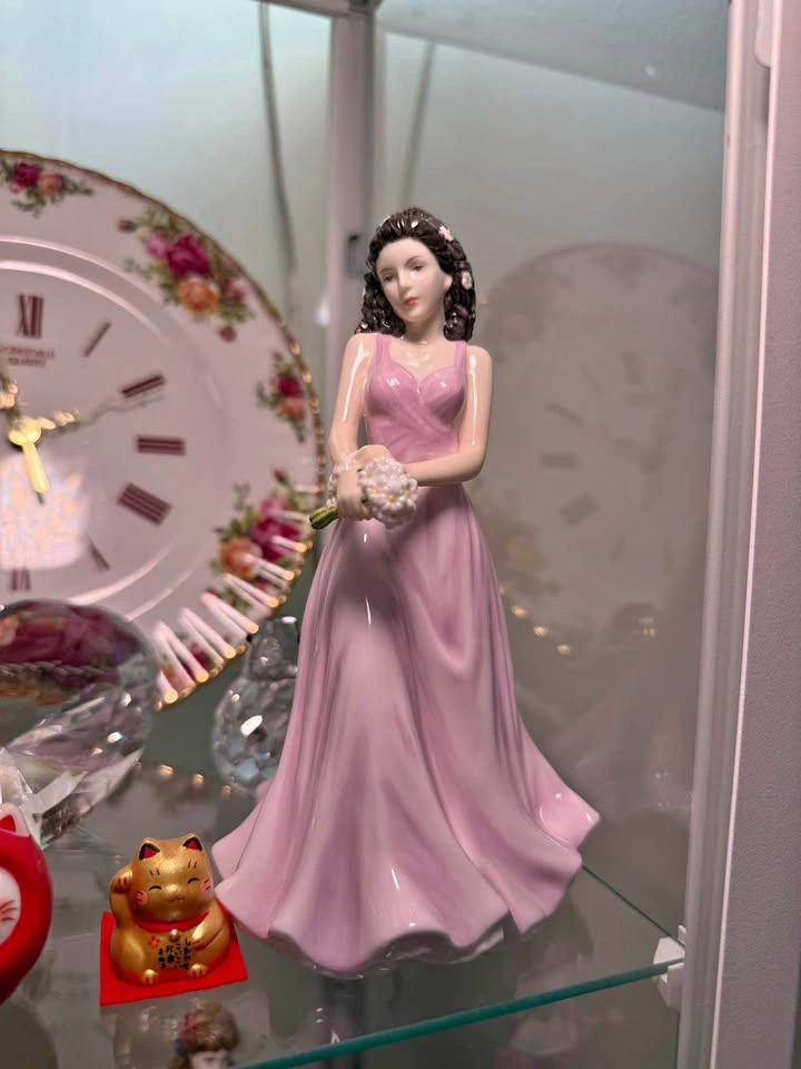 Royal Doulton Flower of the Month - April Daisy Innocence