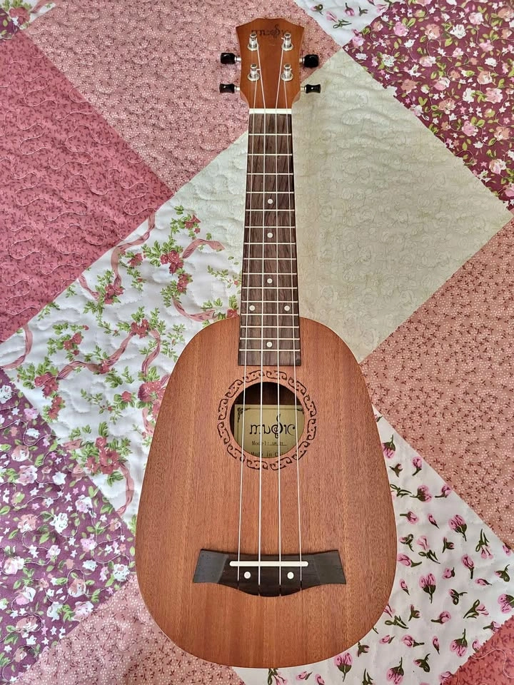 Pineapple Ukulele - 21"