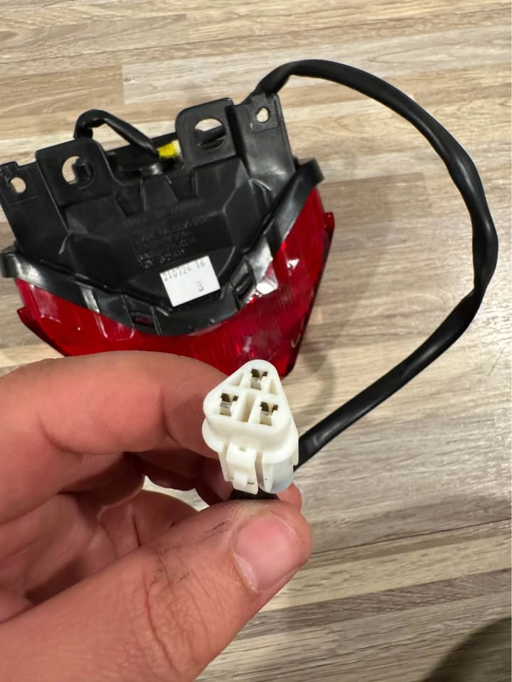 Mt03 OEM Tail Light - photo 4