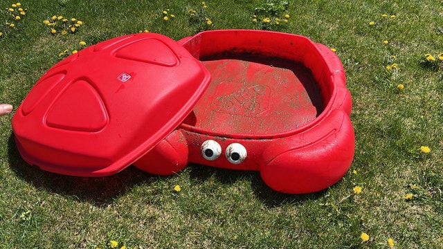 Step2 Crab Sandbox with Lid – Kids Outdoor Play (Red)