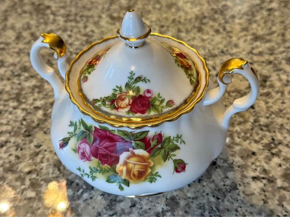 Royal Albert Old Country Roses Covered Sugar
