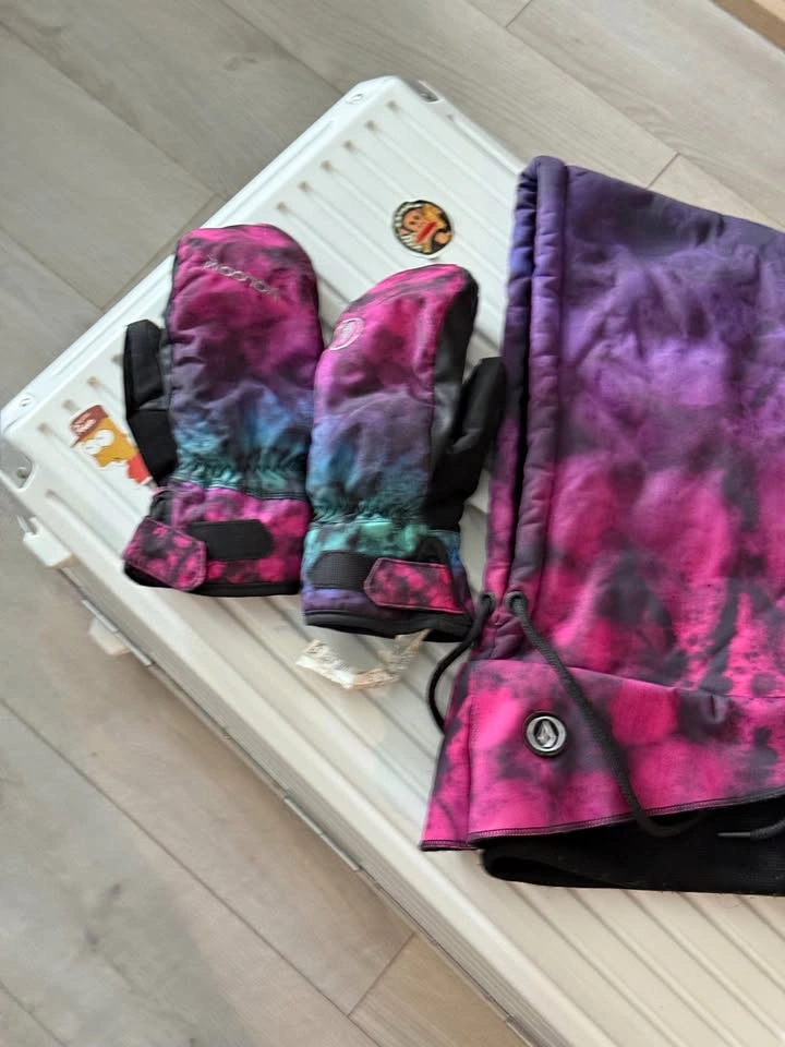 Snowboard Volcom Hood and Gloves