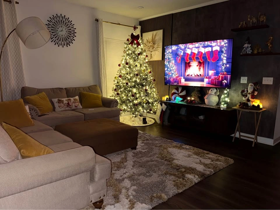 GE 7.5ft Corolina Pine Pre-Lit Christmas Tree - photo 3