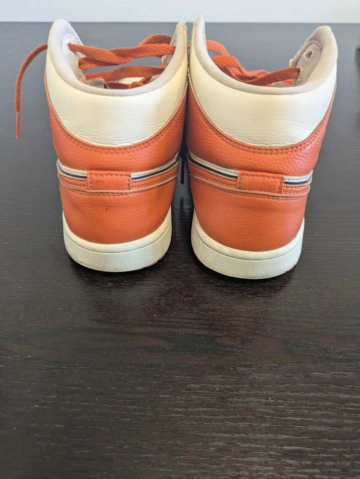 Nike Air Jordan 1 Mids - photo 3