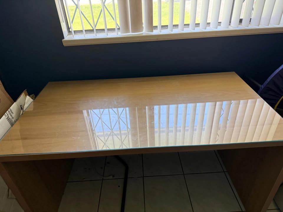 Desk with glass top - wood coloured - photo 3