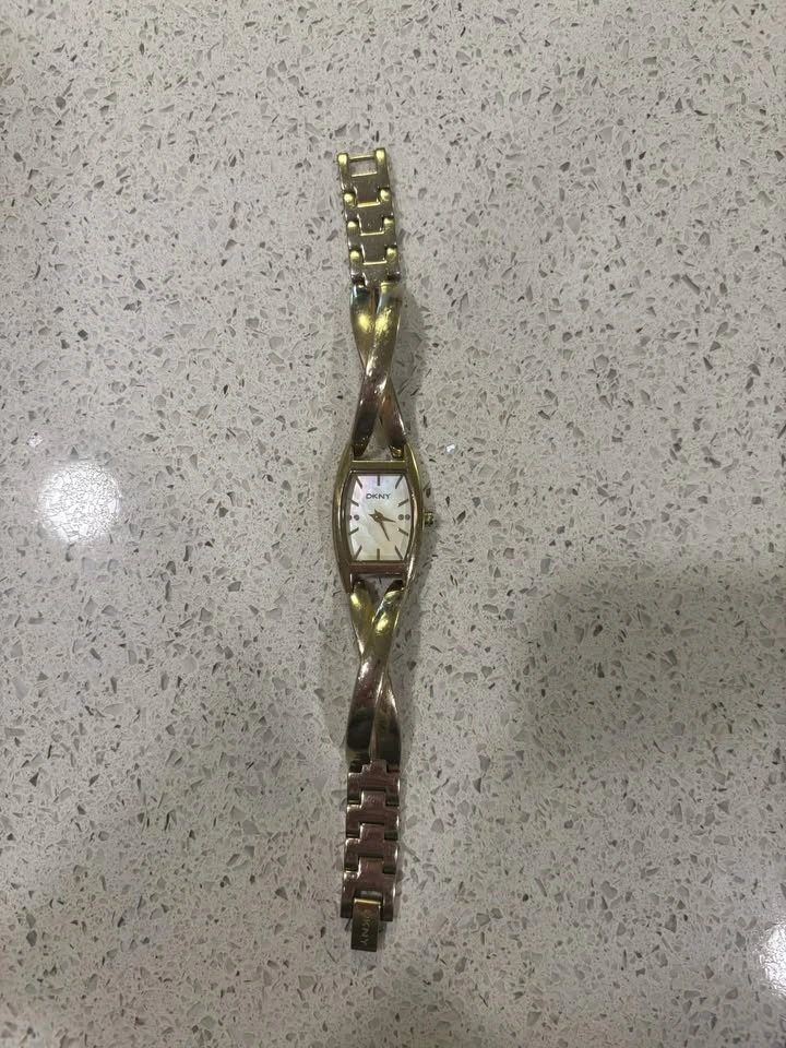 DKNY Gold Watch – Mother of Pearl Face – Elegant Twisted Band - photo 2