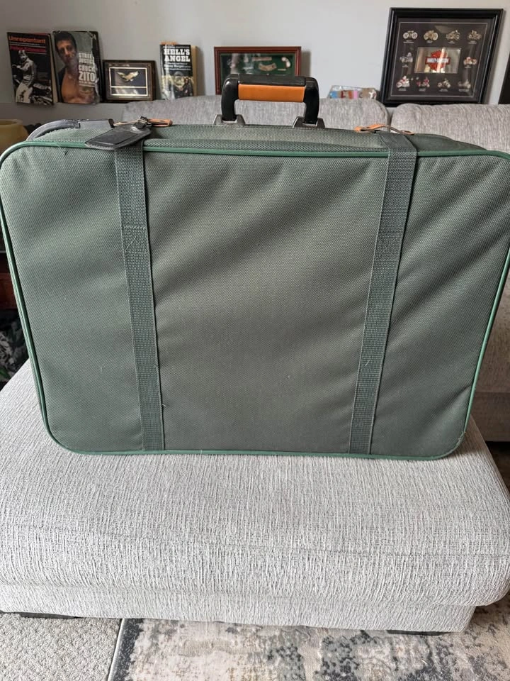 Green luggage for travelling - photo 2