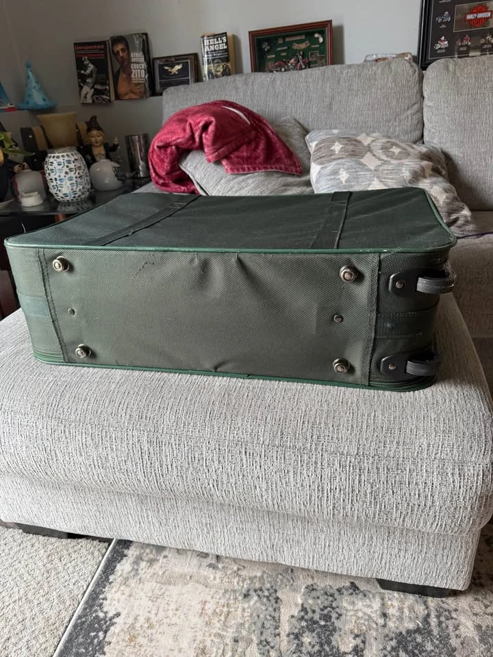 Green luggage for travelling - photo 3