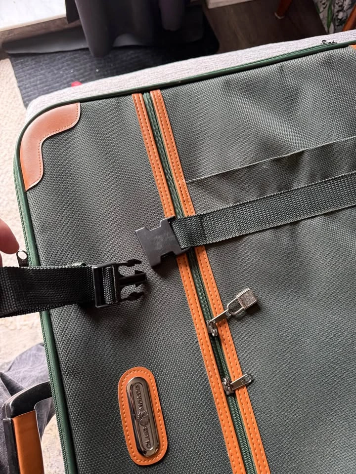 Green luggage for travelling - photo 4