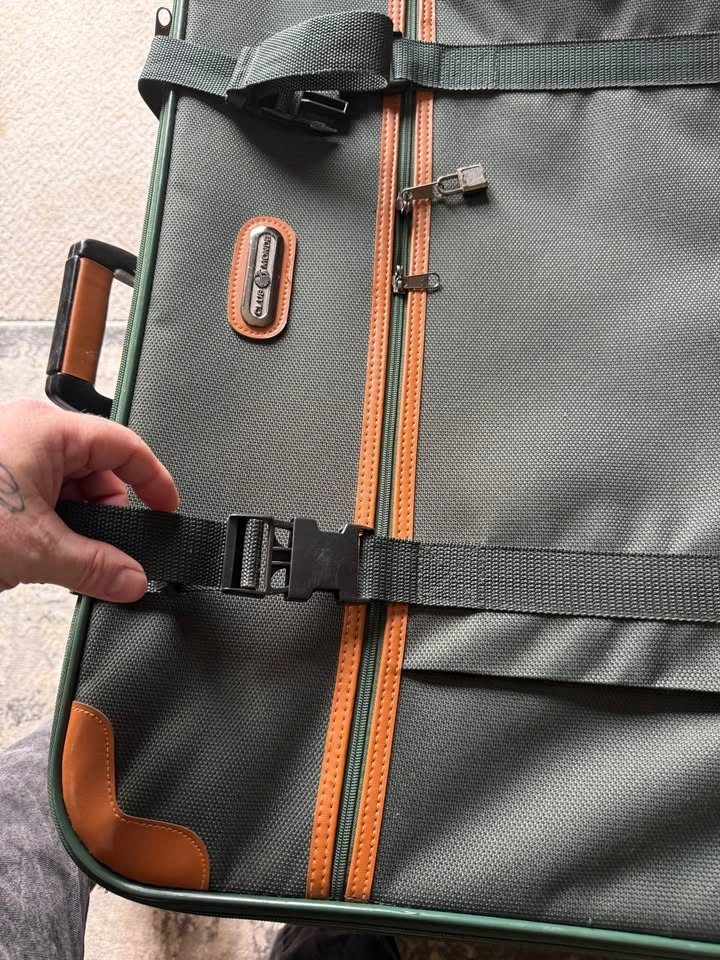 Green luggage for travelling - photo 5