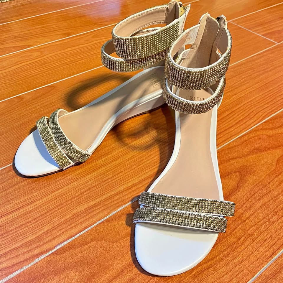 US7.5 Madonna Chic Gold Women's Sandals