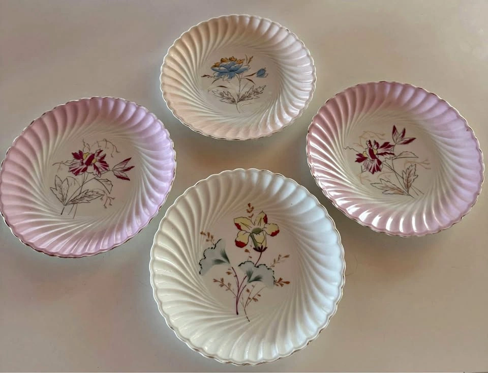 Vintage Set of 4 Bread & Butter/Salad/Dessert Dishes