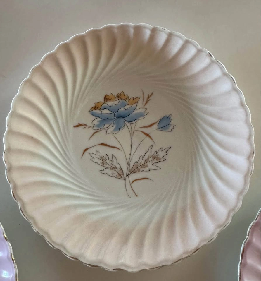 Vintage Set of 4 Bread & Butter/Salad/Dessert Dishes - photo 3